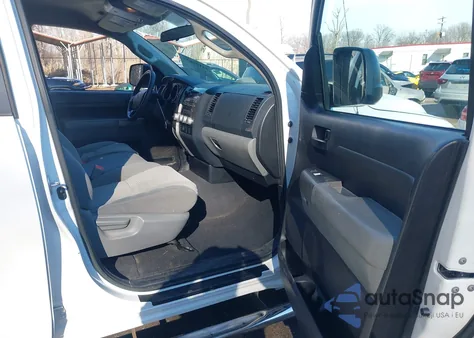 2013 Toyota Tundra Grade 4.6L V8 z USA, uszkodzony, nr VIN 5TFRM5F15DX054240